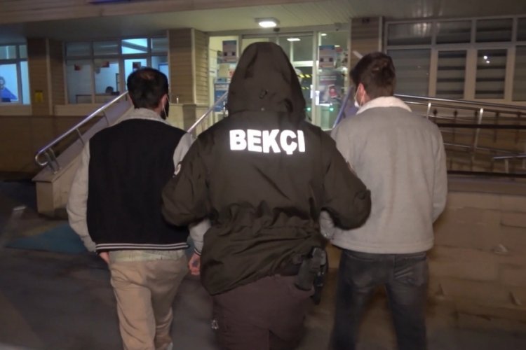 "Dur" ihtarına uymayan 2 kişi, polisten ka&ccedil;amadı