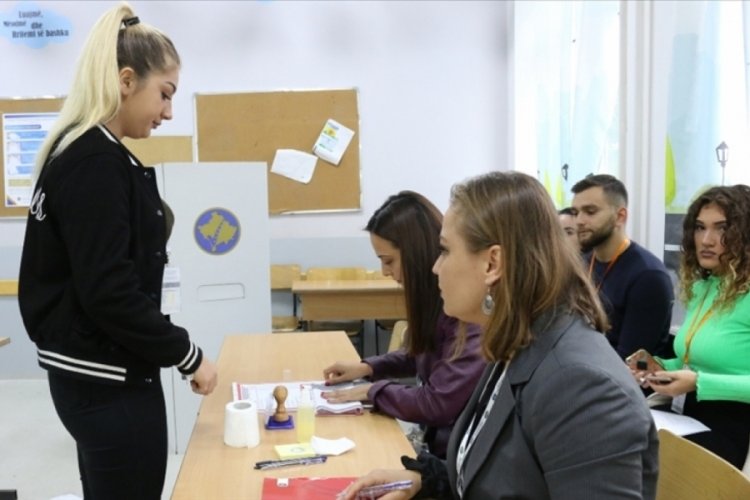 Kosova'daki Kendin Karar Al Hareketi zaferini ilan etti