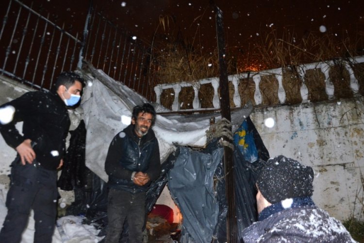 Kar yağarken derme &ccedil;atma &ccedil;adırda kalmaması i&ccedil;in dil d&ouml;kt&uuml;ler