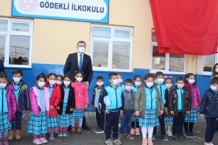Y&uuml;z y&uuml;ze eğitimde ilk g&uuml;n! Bakan Sel&ccedil;uk'tan &ouml;nemli a&ccedil;ıklama