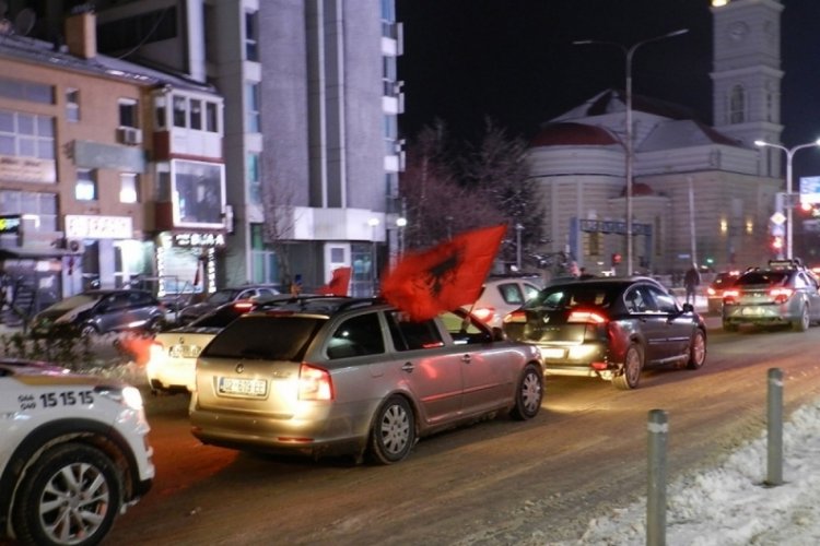 Kosova'da salgına rağmen se&ccedil;im kutlaması yapıldı
