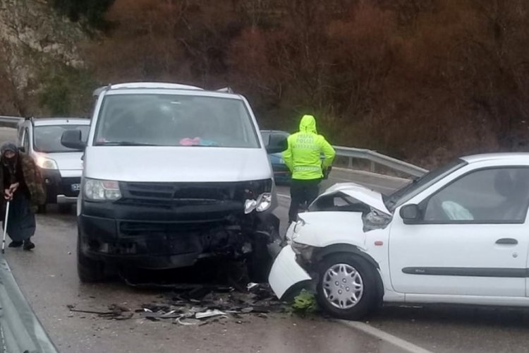 Minib&uuml;sle otomobil &ccedil;arpıştı: 4'&uuml; &ouml;ğretmen 6 yaralı