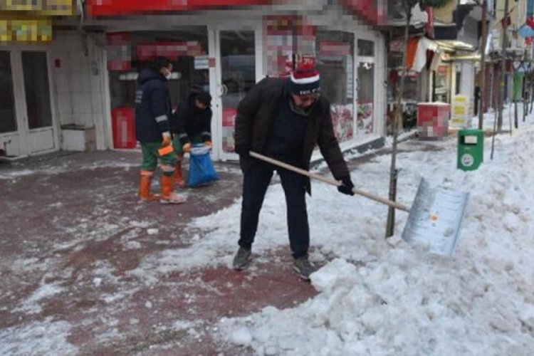 Kar k&uuml;reme &ccedil;alışmalarına belediye başkanı da destek verdi