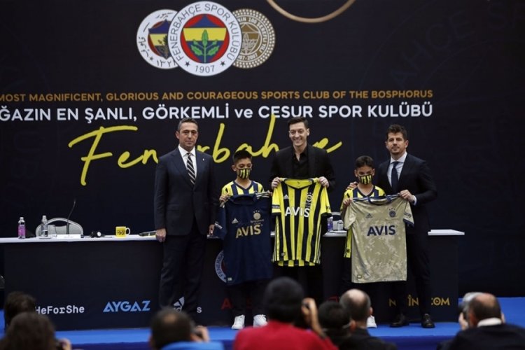 Mesut &Ouml;zil imzalı &ccedil;ubuklu forma rekor kırdı