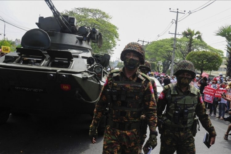Myanmar'da asker protestoculara m&uuml;dahale etti: 4 yaralı