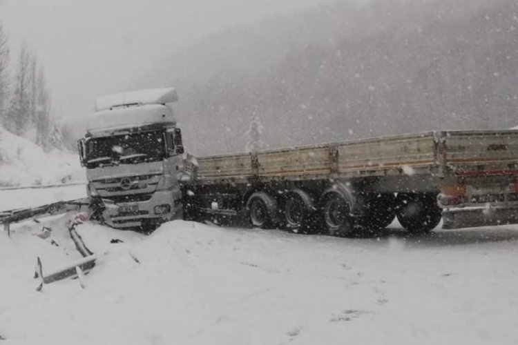 Bursa'da kar yağışı sonrası kayan TIR karayolunu kapattı