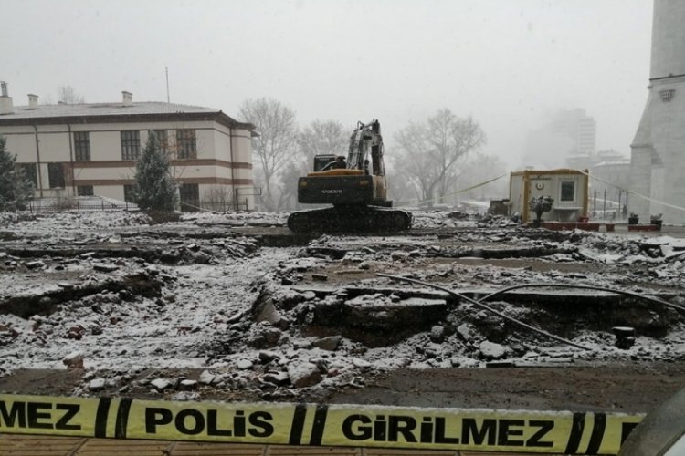 Ankara'da temel kazısından insana ait olduğu d&uuml;ş&uuml;n&uuml;len kemikler bulundu