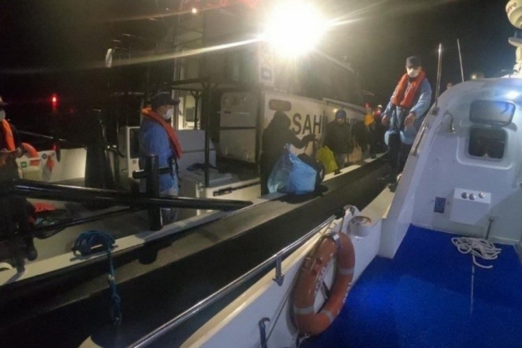 İzmir a&ccedil;ıklarında botla s&uuml;r&uuml;klenen 41 g&ouml;&ccedil;men kurtarıldı