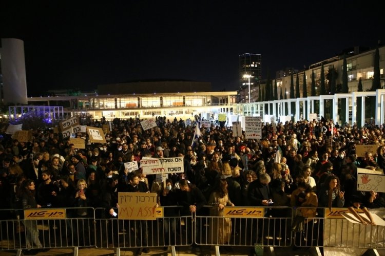 İsrail'de aşı olanlara yeşil pasaport verilmesi uygulaması protesto edildi