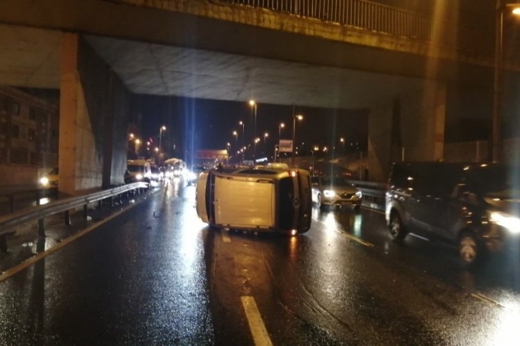 Alkoll&uuml; s&uuml;r&uuml;c&uuml;n&uuml;n aracı Hali&ccedil; K&ouml;pr&uuml;s&uuml;'nde takla attı