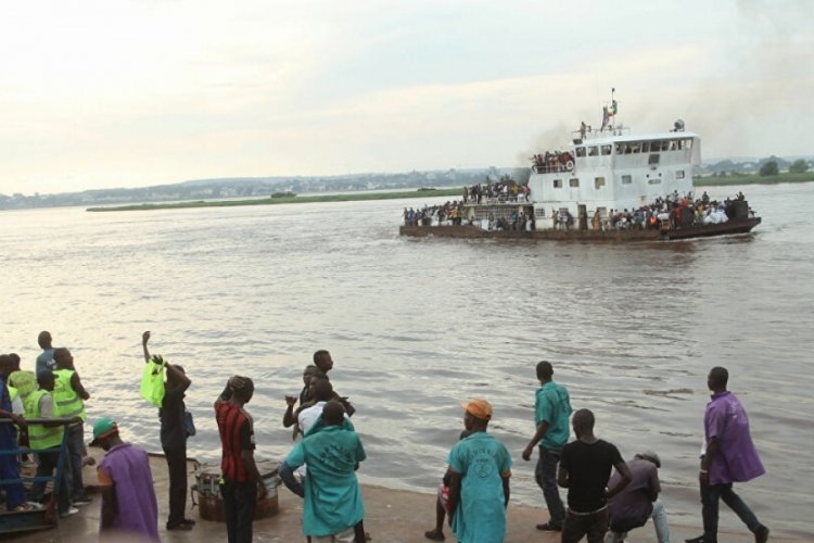 Kongo'da g&ouml;lde gemi battı: 60 &ouml;l&uuml;