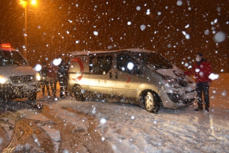 Ekipler yolda kalan vatandaşlara kumanya dağıttı
