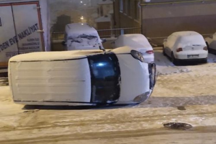Karda oynarken &uuml;st&uuml;ne ara&ccedil; devrildi!
