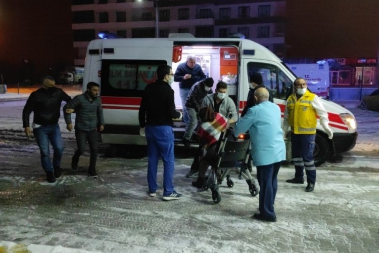 Yardım i&ccedil;in duran otomobile otob&uuml;s &ccedil;arptı: 5 &ouml;l&uuml;, 38 yaralı