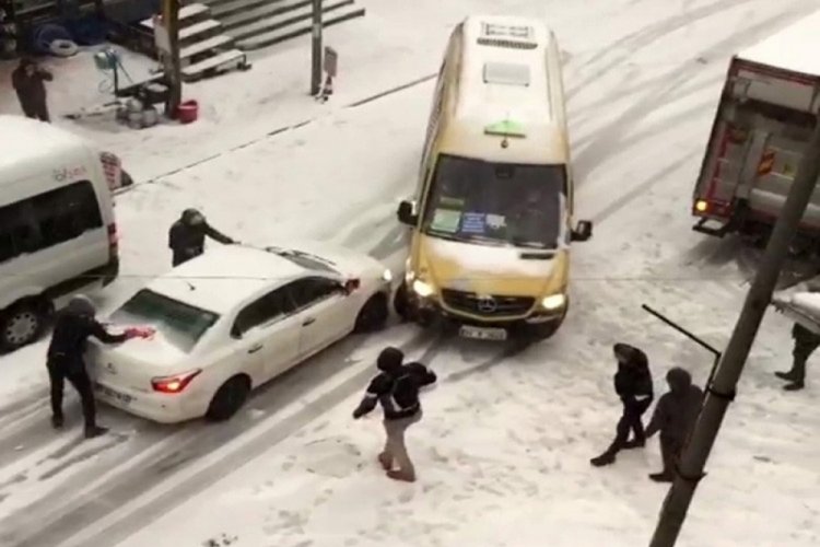 Kayan ara&ccedil;, minib&uuml;se &ccedil;arptı