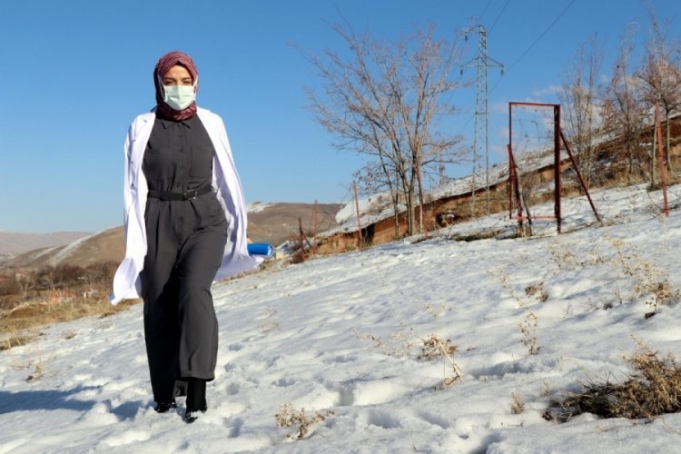 Aşı &ccedil;alışmasıyla Hollanda TV'sinde haber olan o doktor: &Ccedil;ok mutluyuz