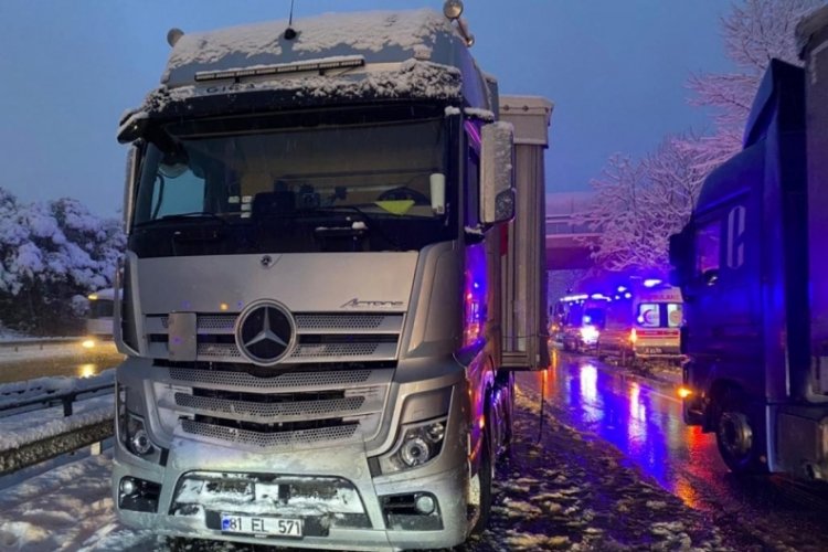 2 otob&uuml;s ile 1 TIR &ccedil;arpıştı: 6 yaralı