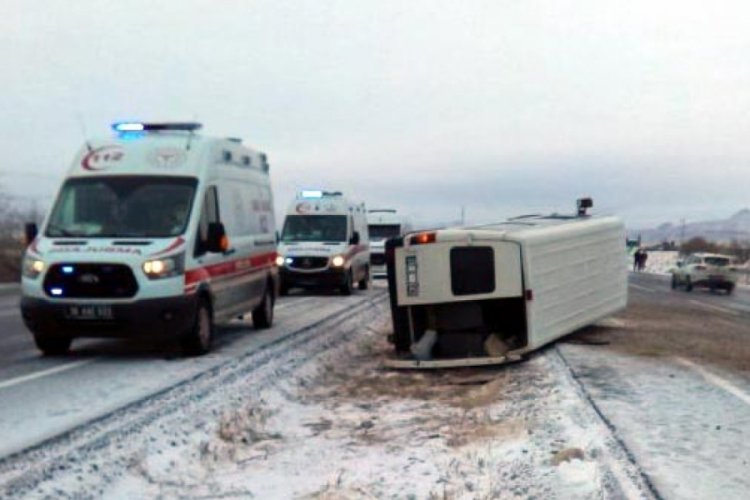 Kayseri'de iş&ccedil;i servisi devrildi: 10 yaralı