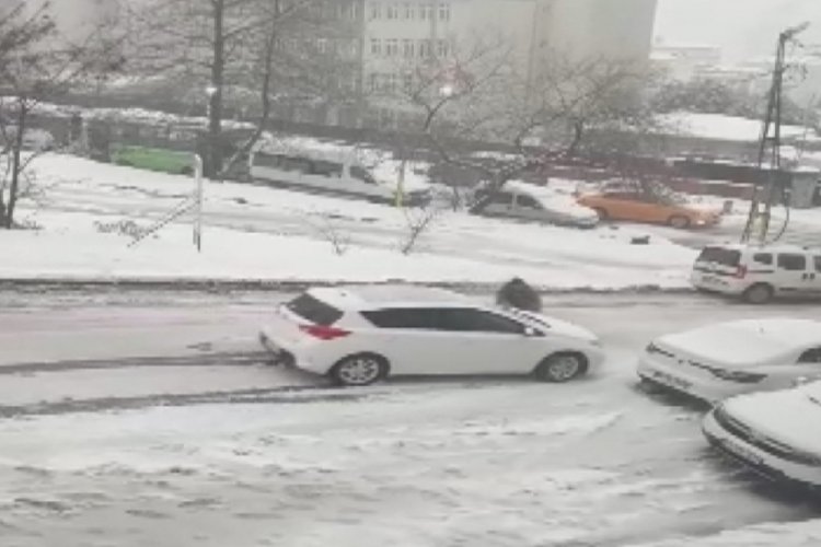 Kayan otomobilini durdurmak i&ccedil;in aracın &ouml;n&uuml;ne atladı