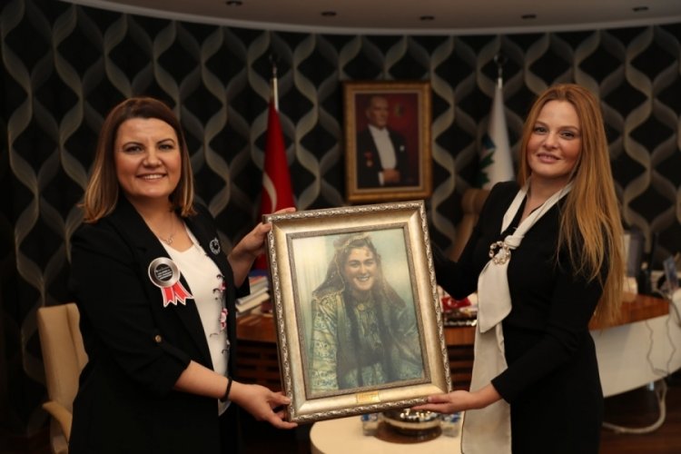 Naz Elmas, Leyla Atakan'ı mezarı başında andı