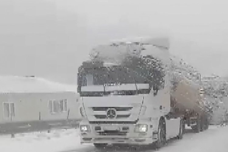 Bursa'da yoğun kar yağışı nedeniyle sürücüler zor anlar yaşıyor