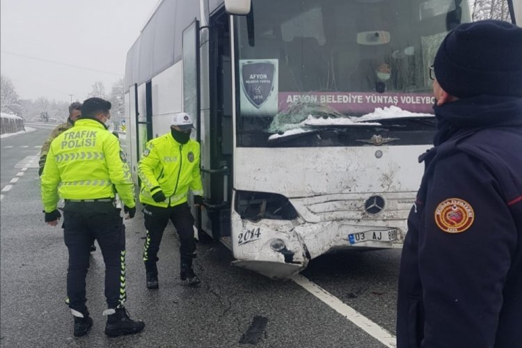 Bursa'da voleybol takımını taşıyan otob&uuml;s cipe &ccedil;arptı! 3 yaralı
