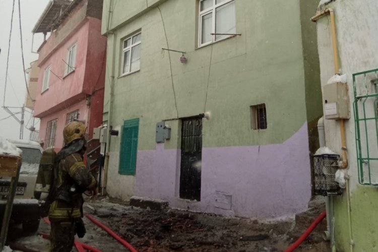 Bursa Uludağ'ın eteklerinde ev alevlere teslim oldu