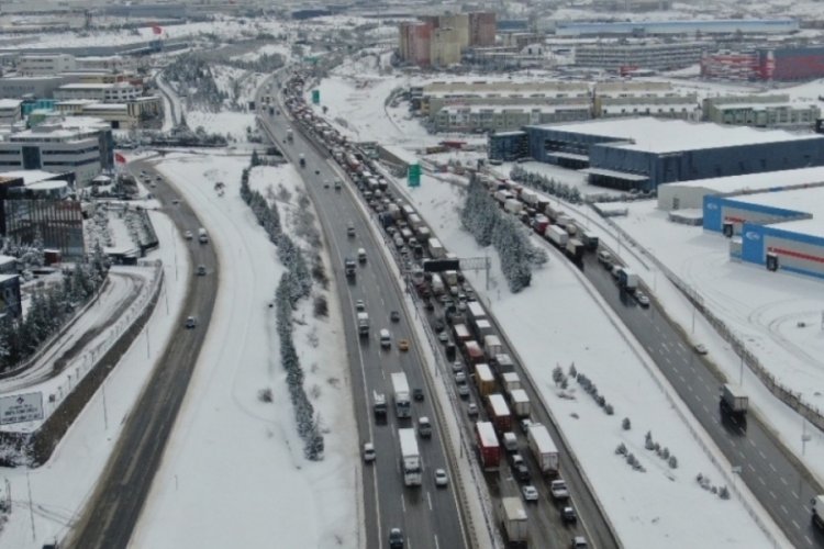 TEM otoyolunda trafik durdu: Kilometrelerce kuyruk oluştu