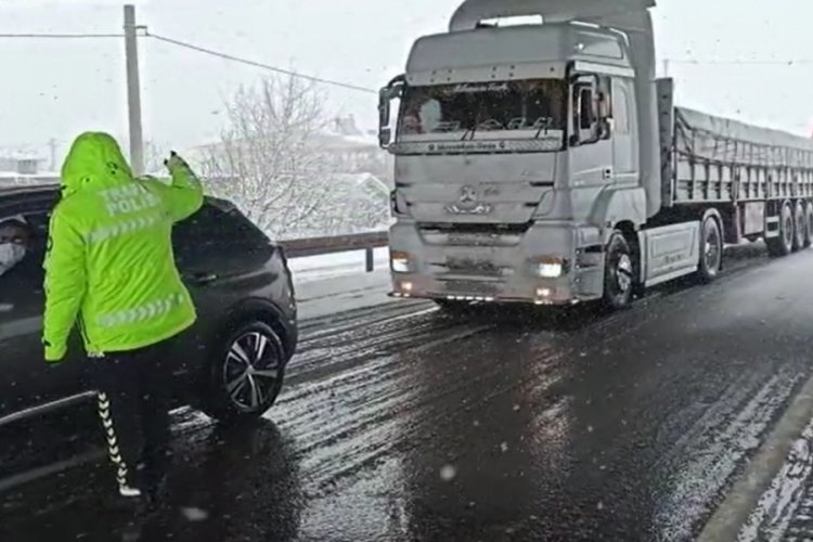 Bursa Mustafakemalpaşa-Susurluk yolunda ara&ccedil; ge&ccedil;işine izin verilmiyor