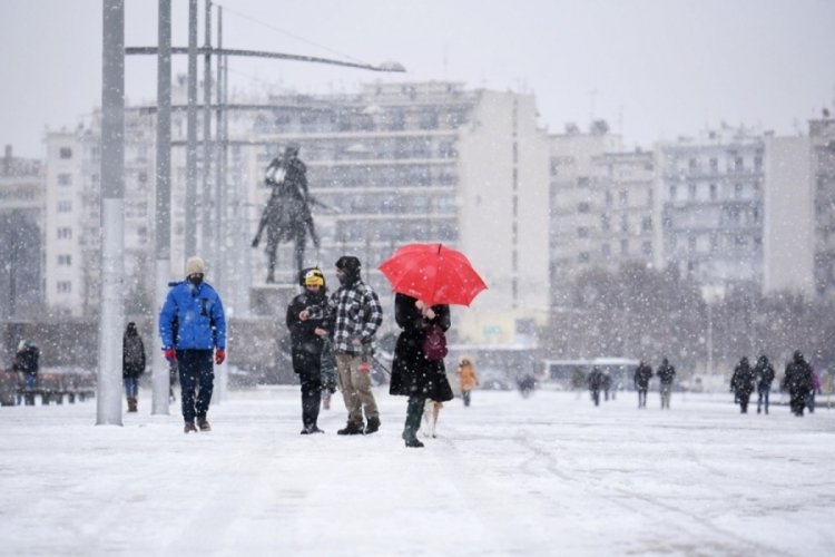 Yunanistan'da yoğun kar yağışı 2 can aldı