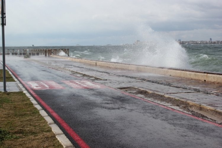 İzmir'de fırtına geri d&ouml;nd&uuml;