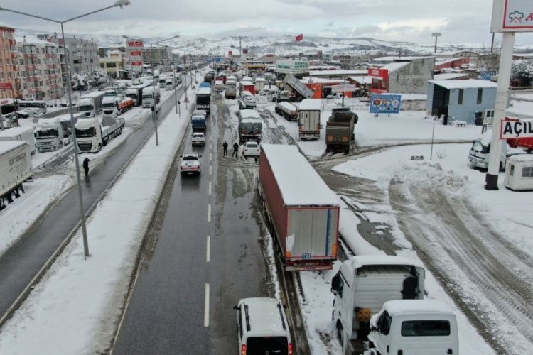 Bursa istikametine trafik 12 saat sonra kontrollü şekilde açıldı