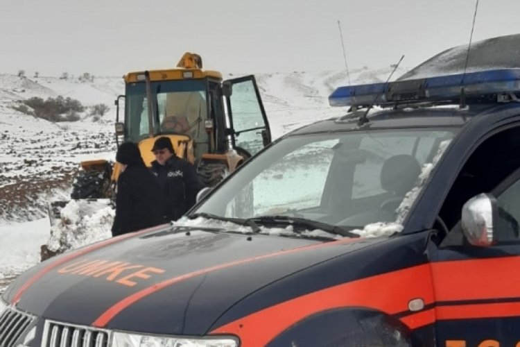 21 yaşındaki gen&ccedil;, paletli ambulansla hastaneye ulaştırıldı