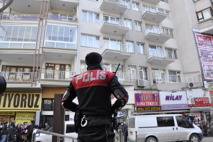 Anne, baba ve &ccedil;ocuğu evlerinde &ouml;l&uuml; bulundu