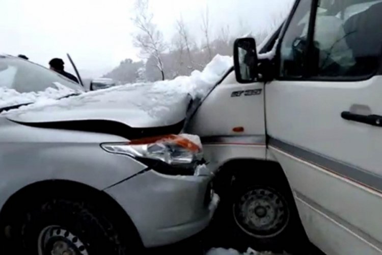 Kamyonet ve iş&ccedil;i servisi kafa kafaya &ccedil;arpıştı