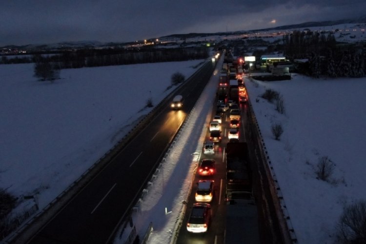 Bursa-İzmir karayolu 17 saat sonra trafiğe a&ccedil;ıldı