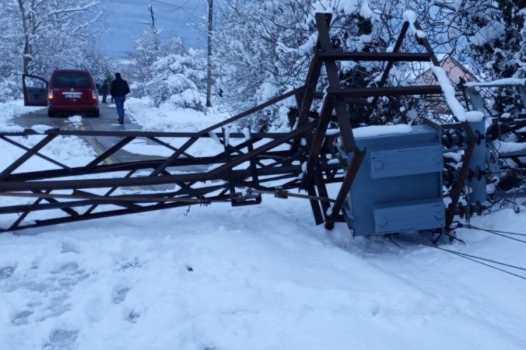 Yoğun kar yağışı nedeniyle elektrik direği yıkıldı