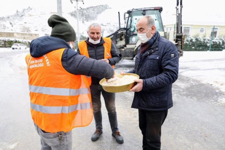 Mudanya'da karla m&uuml;cadele ekibine &ccedil;ay ve helva ikramı
