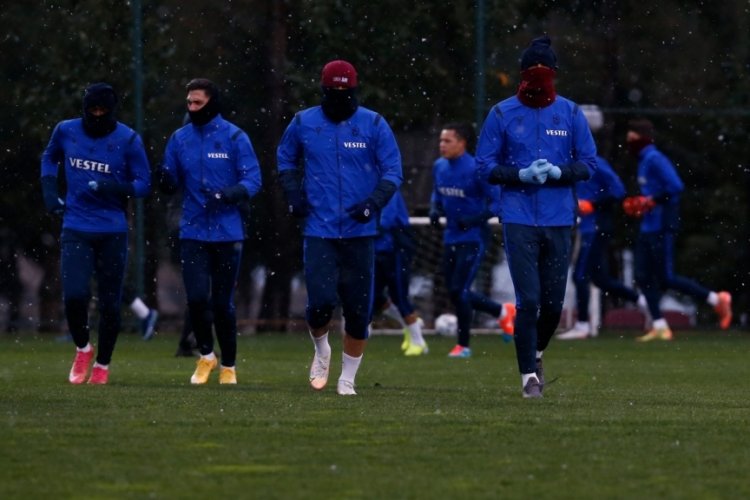 Trabzonspor kar altında &ccedil;alıştı
