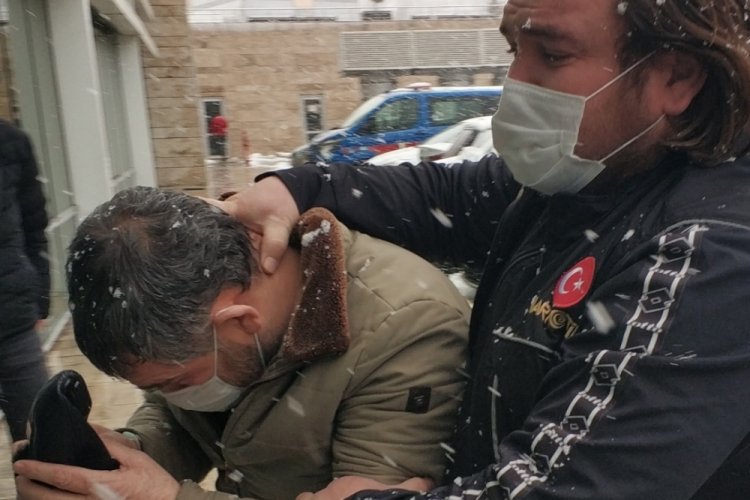 Yolcu otob&uuml;s&uuml;nden inerken uyuşturucuyla yakalanan 2 kişi tutuklandı