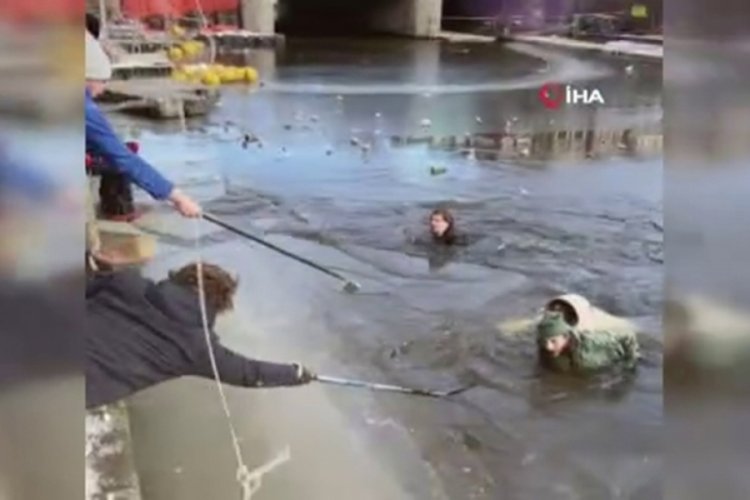 Hollanda'da buz tutan kanalın i&ccedil;ine d&uuml;şen vatandaşları &ccedil;evredekiler kurtardı