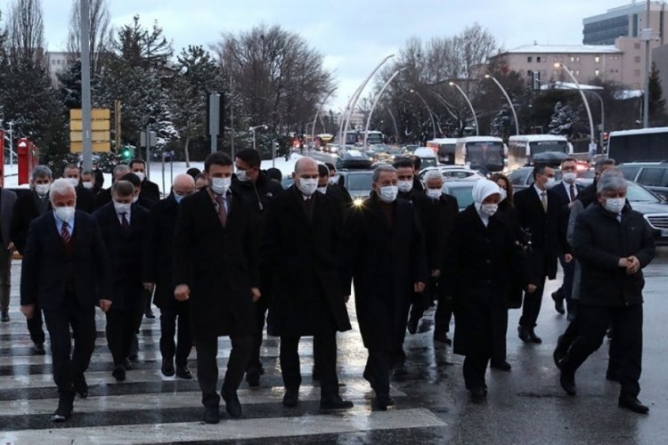 Bakan Akar ile Bakan Soylu TBMM'den y&uuml;r&uuml;yerek ayrıldı