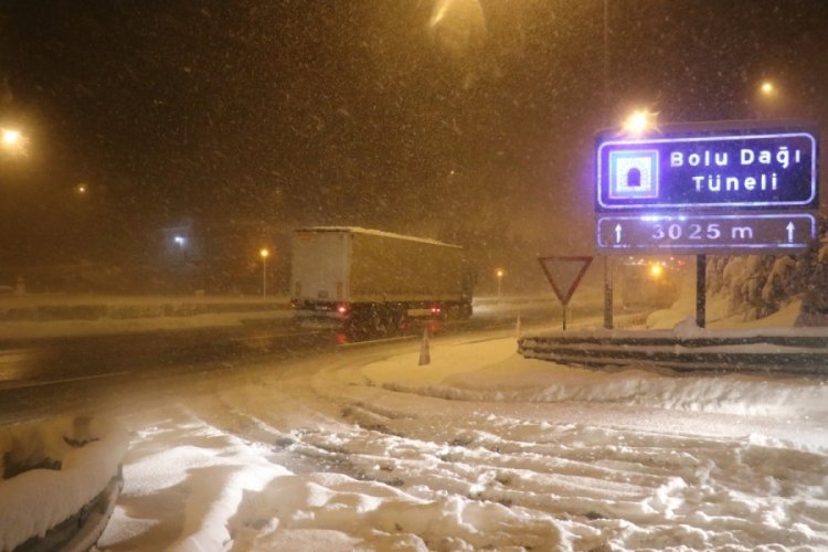 Bolu Dağı'nda yoğun kar yağışı etkili oluyor