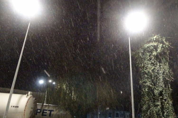 Antalya'ya 5 yıl aradan sonra kar yağdı