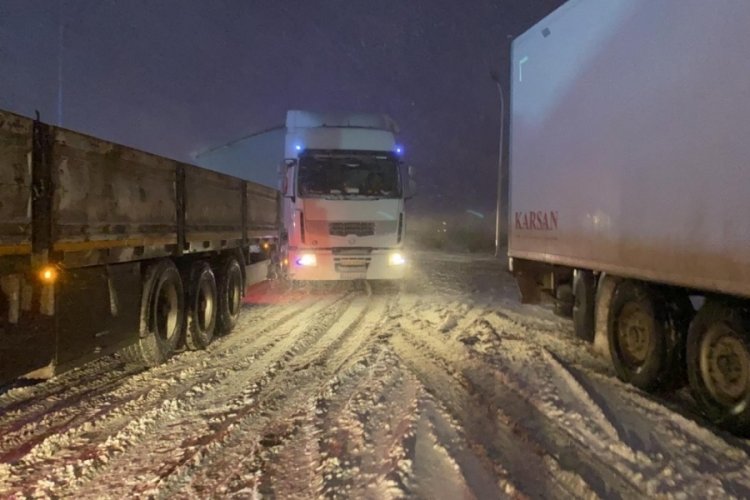 Adana-Ankara otoyolunda kar ve tipi trafiğini olumsuz etkiledi