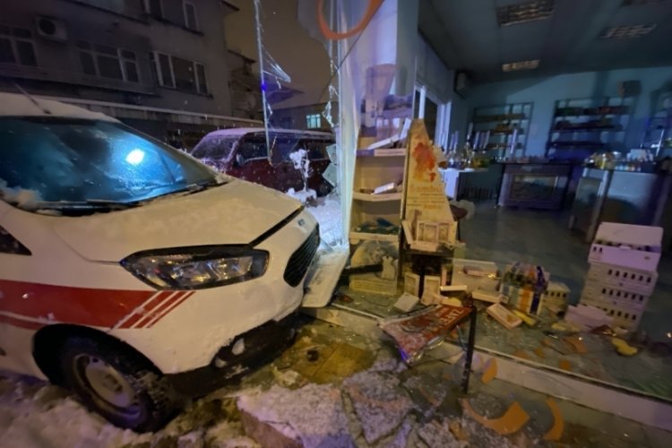 Buz pistine d&ouml;nen caddede kayan hafif ticari ara&ccedil;, kolonya d&uuml;kkanına girdi