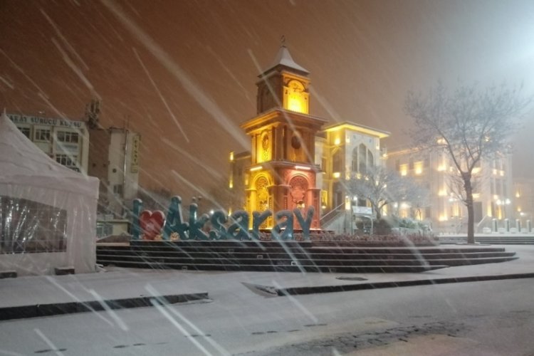 Aksaray'da kar yağışı etkisini s&uuml;rd&uuml;r&uuml;yor