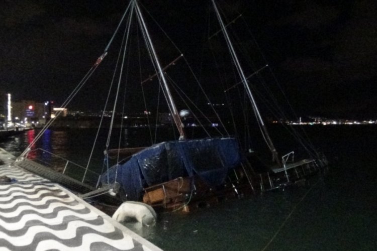 İzmir'de fırtına nedeniyle, tekne yan yattı