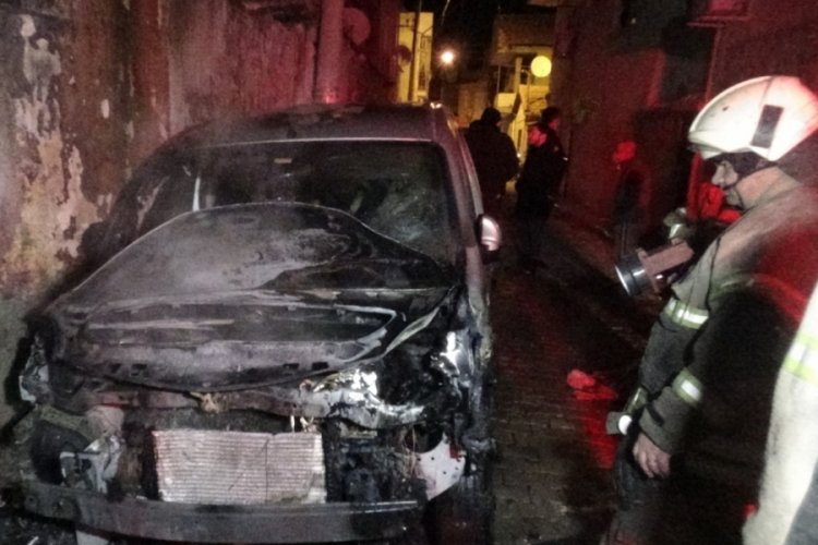 Yangın paniği: 2 otomobil ve 1 iş yeri yandı