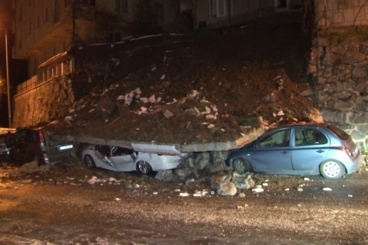 İstinat duvarı &ccedil;&ouml;kt&uuml;, 4 ara&ccedil; enkaz altında kaldı